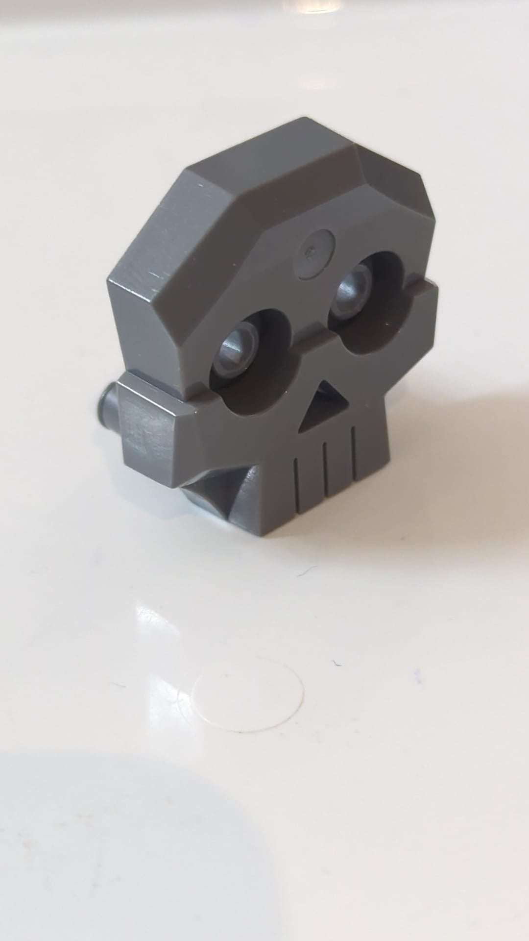 1x4x3 Fels-Totenkopf-Relief mit zwei Noppen neudunkelgrau