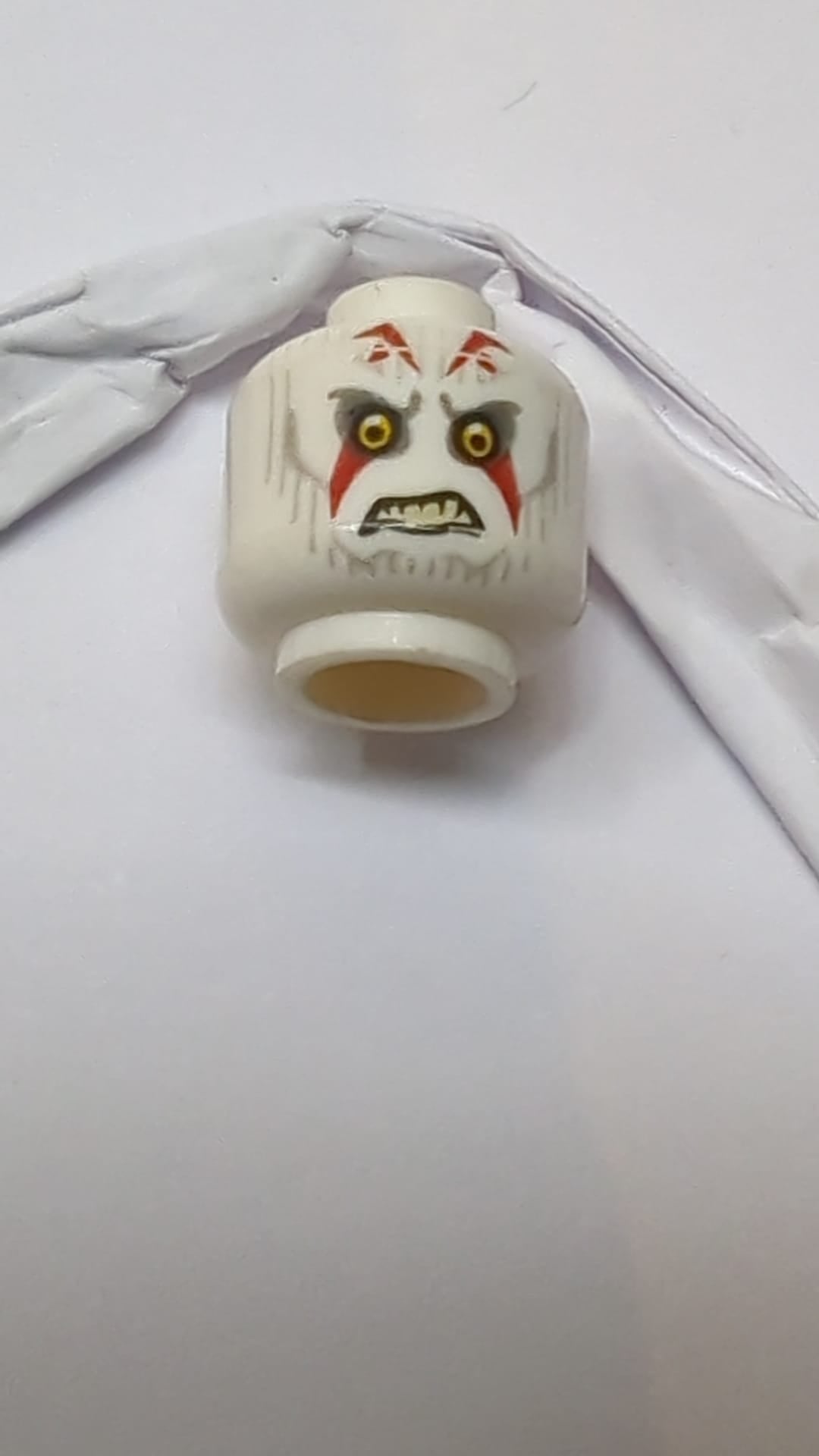 Minifigur, Kopf Alien Pau'an mit gelben Augen, hellblaugrauen Linien und roten Markierungen Muster 'SW Inquisitor' weiß