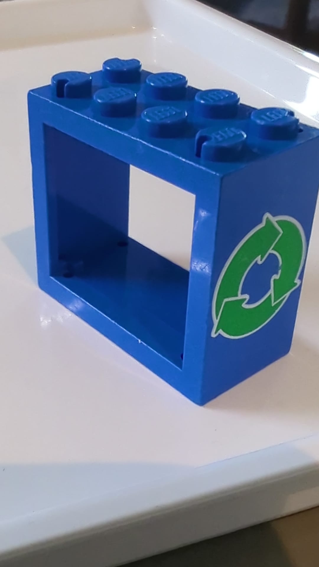 2x4x3 Fenster - Massive Ständer mit grünem Recycling-Pfeilmuster blau