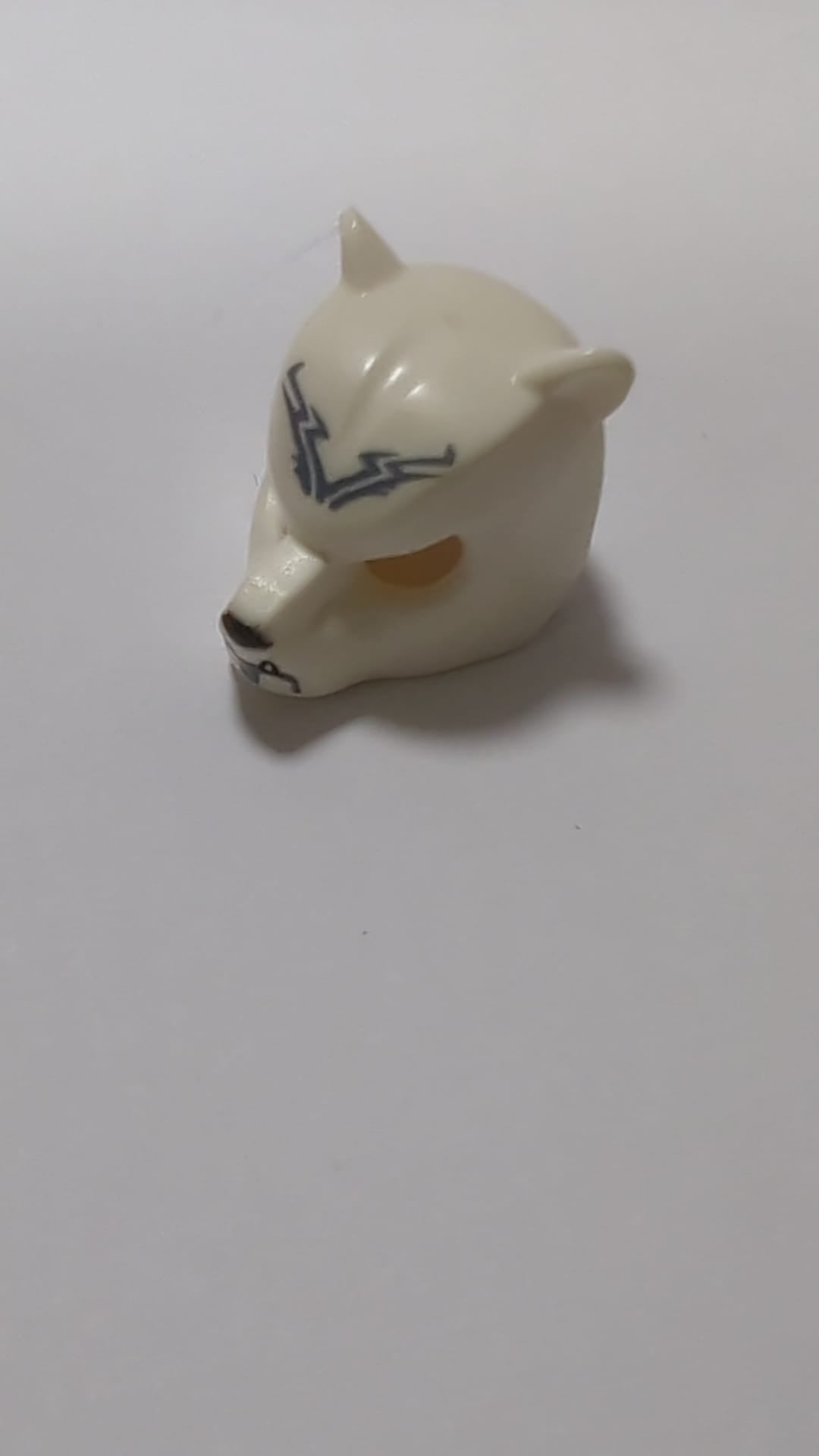 Minifigur, Kopfbedeckung: Bärenmaske mit schwarzer Nase, Reißzähnen, sandblauem Kinn und Stammeslinienmuster weiß