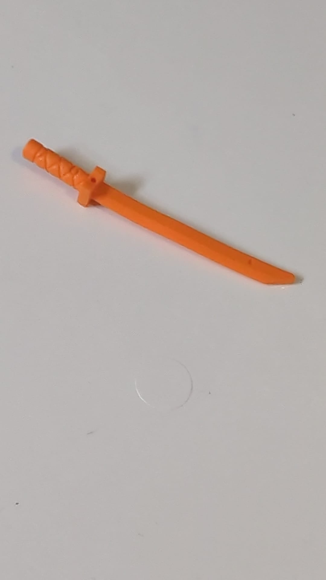 Minifigur, Waffe: Schwert, Shamshir/Katana „Viereckiger Handschutz“ mit abgedecktem Knauf und Löchern in Parierstange und Klinge. orange