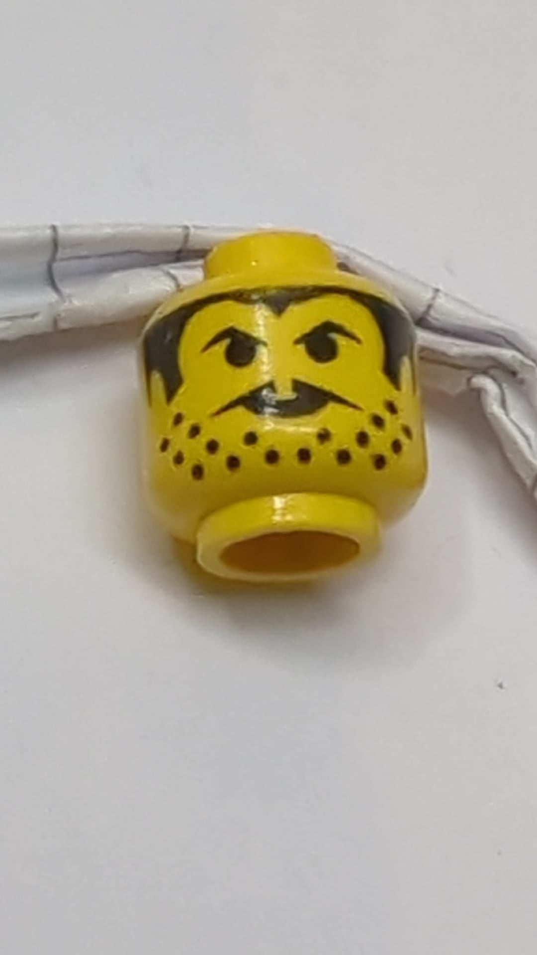 Minifigur, Kopf, dünner Schnurrbart, Stoppelbart und Kotelettenmuster gelb
