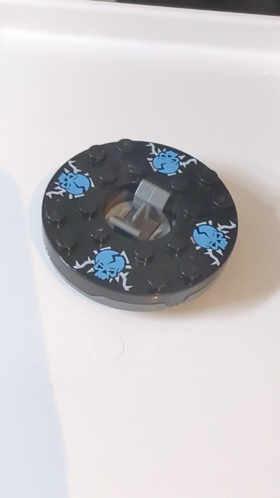 6x6x1 1/3 Ninjago Spinner (runde Basis) mit schwarzer Oberseite und blauem Totenkopf-auf-Weiß-Muster neudunkelgrau