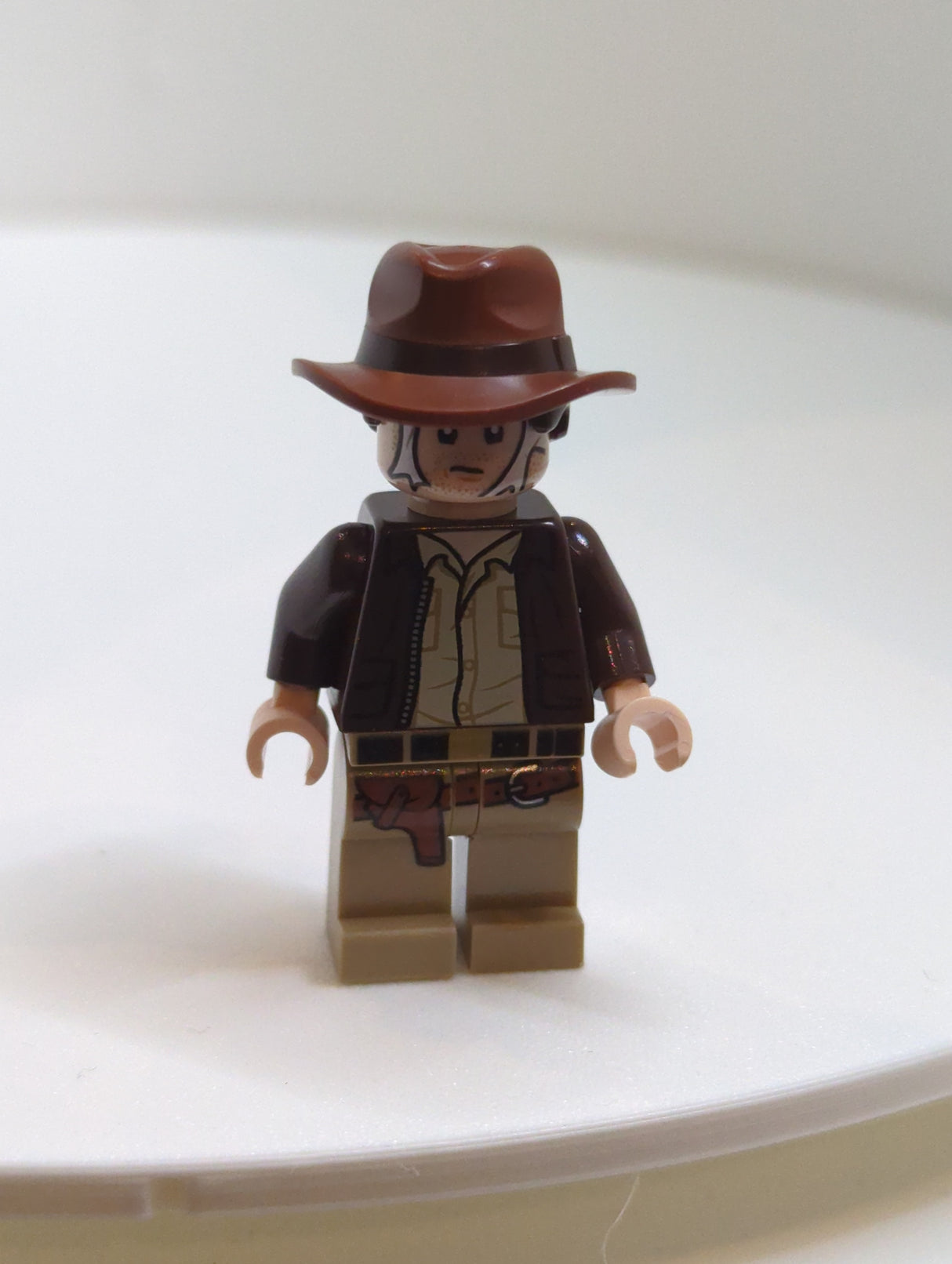 NEU Indiana Jones Minifigur Indiana Jones - dunkelbraune Jacke, Hut mit Haaren, Spinnenwebe im Gesicht iaj056