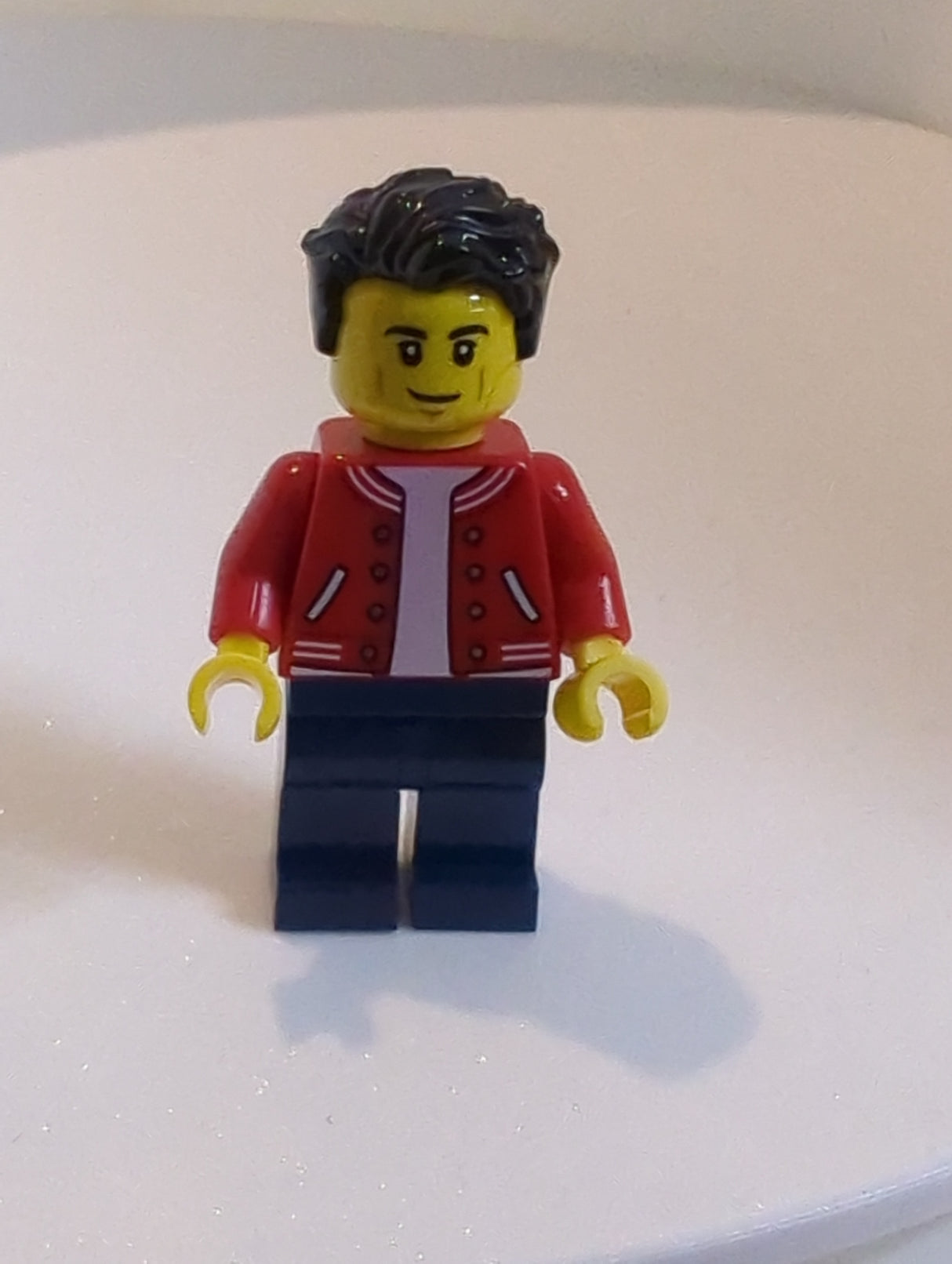 NEU City Minifigur Mann - Rote Jacke, dunkel blaue Hose, Schwarze Haare cty1440