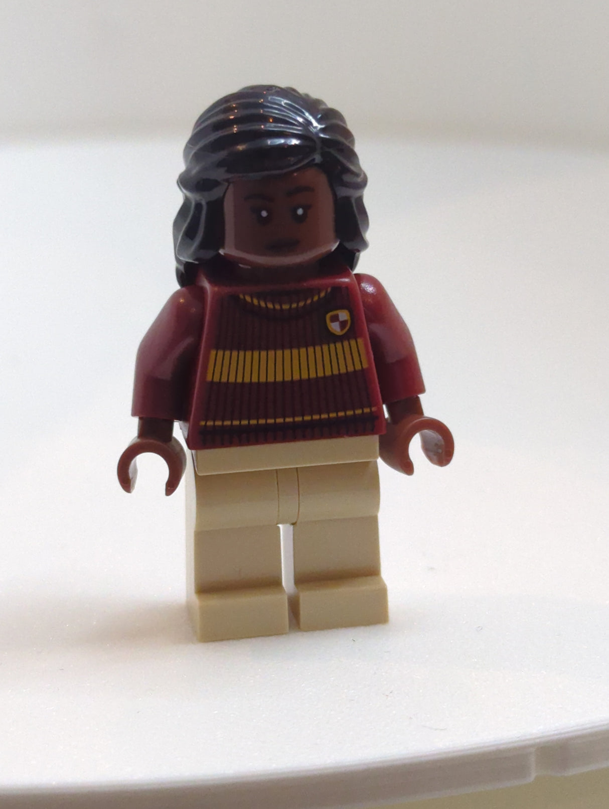 NEU Harry Potter Minifigur Angelina Johnson - Dunkelroter Gryffindor Quidditch-Pullover, beige Beine hp397
