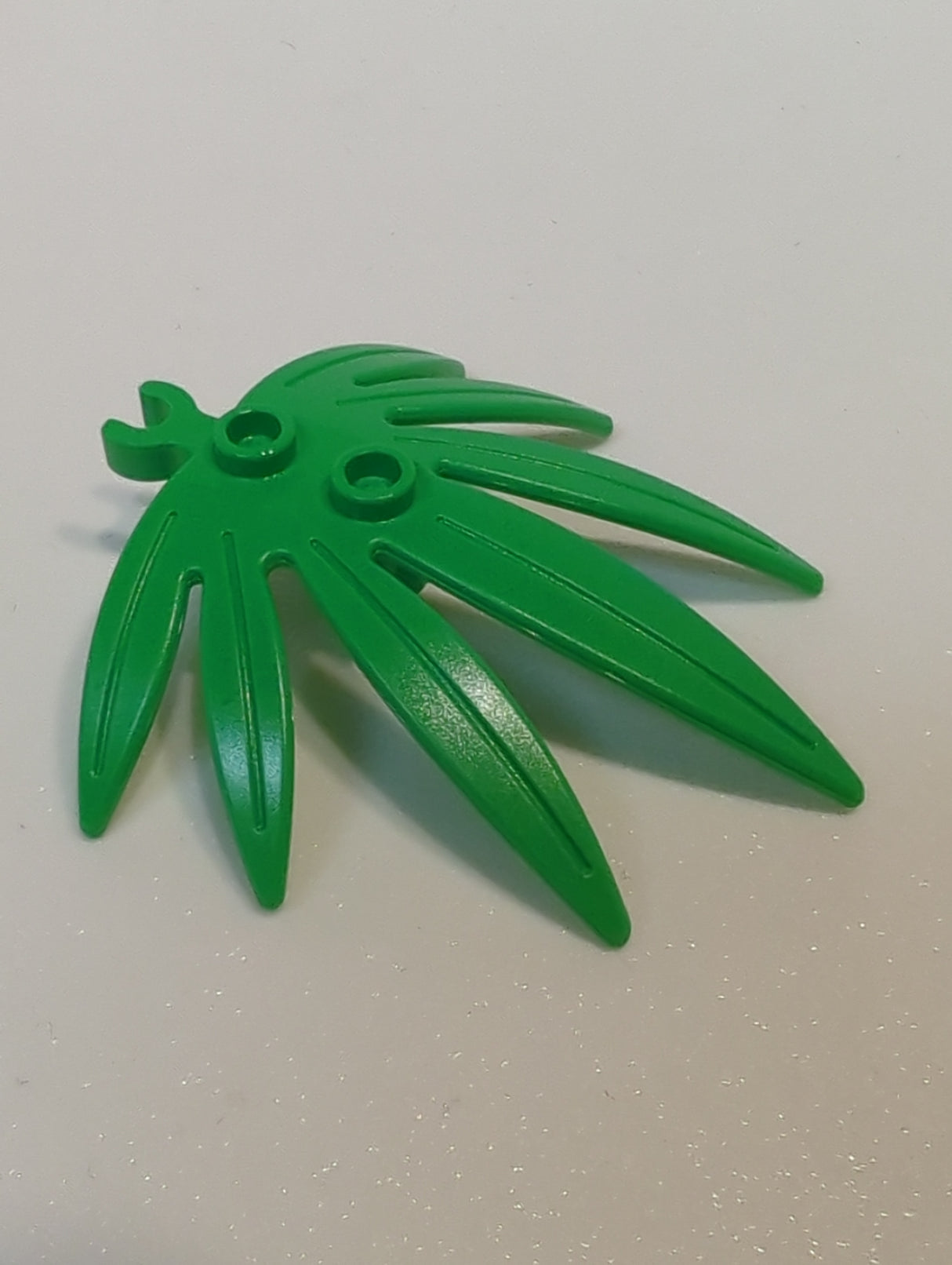 NEU Pflanzenblätter 6 x 5 Schwertblatt mit offenem O Clip dick mediumgrün