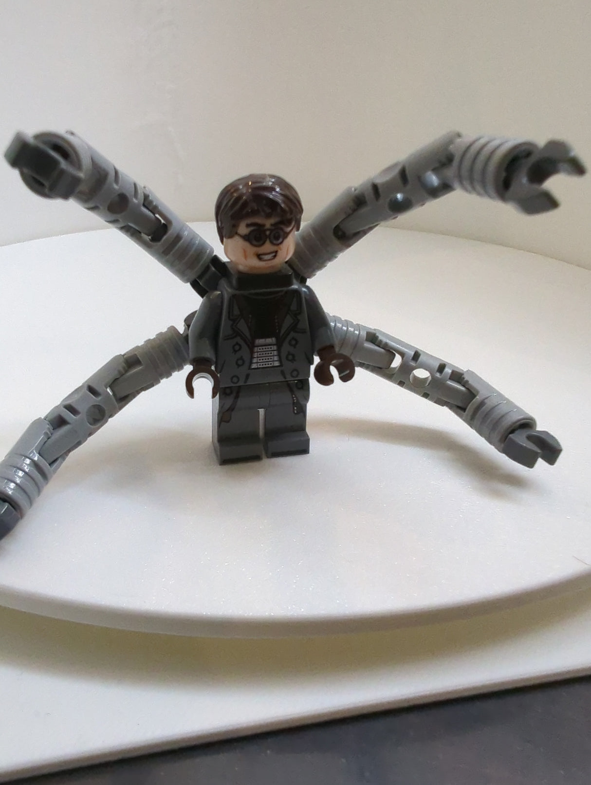 NEU Super Heroes Minifigur Dr. Octopus (Otto Octavius) / Doc Ock - neudunkelgraues Outfit, Mechanische Arme sh0890