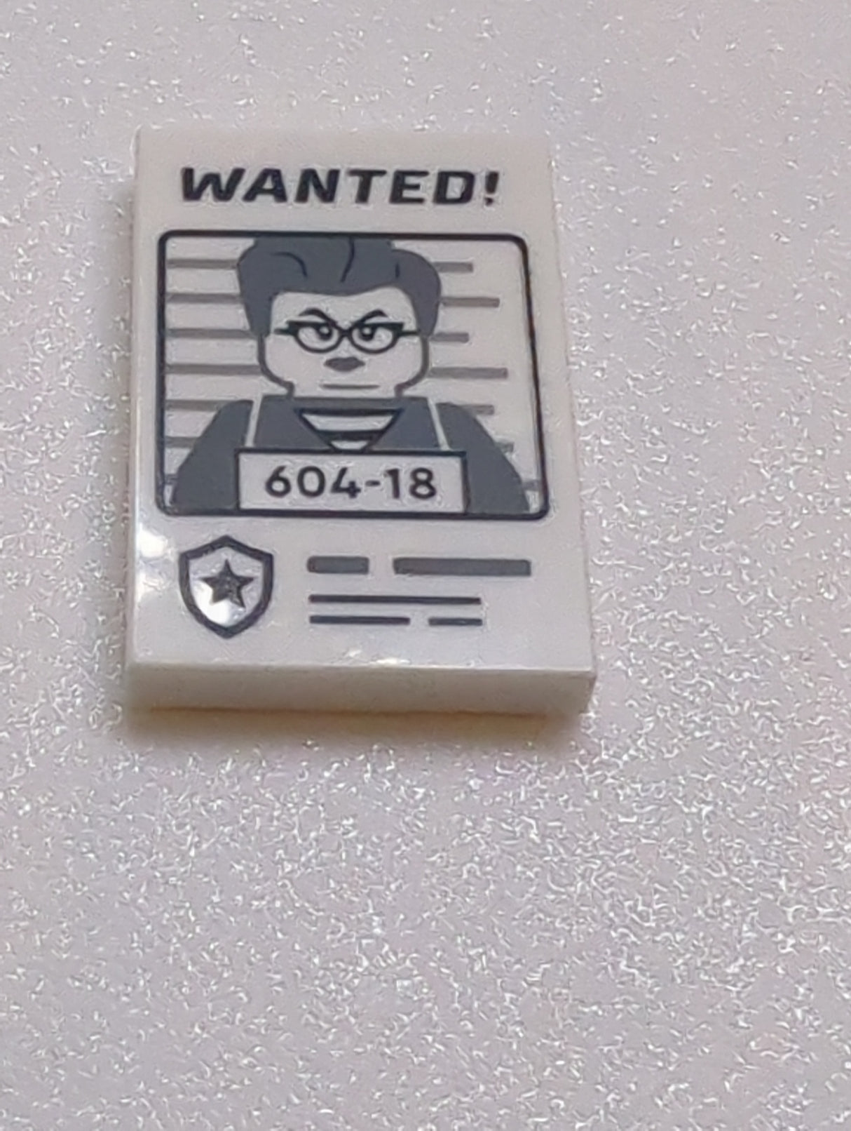 NEU Fliese 2 x 3 mit schwarzem 'WANTED!' und dunkelblaugrauer Minifigur mit '604-18'-Muster weiß