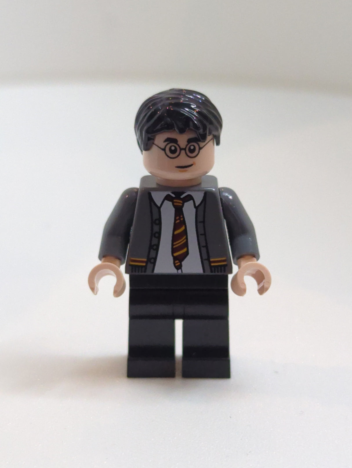 NEU Harry Potter Minifigur Harry Potter - Gryffindor Cardigan Pullover Offenes Hemd ohne Falten, schwarze Beine hp396