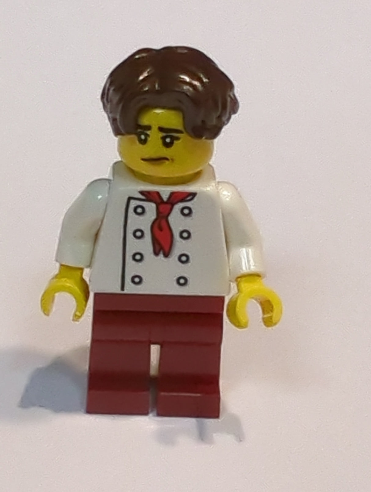 NEU Town Minifigur Tudor House Chef - Weißer Torso mit 8 Knöpfen, dunkelrote Beine, dunkelbraunes Haar gewellt twn513