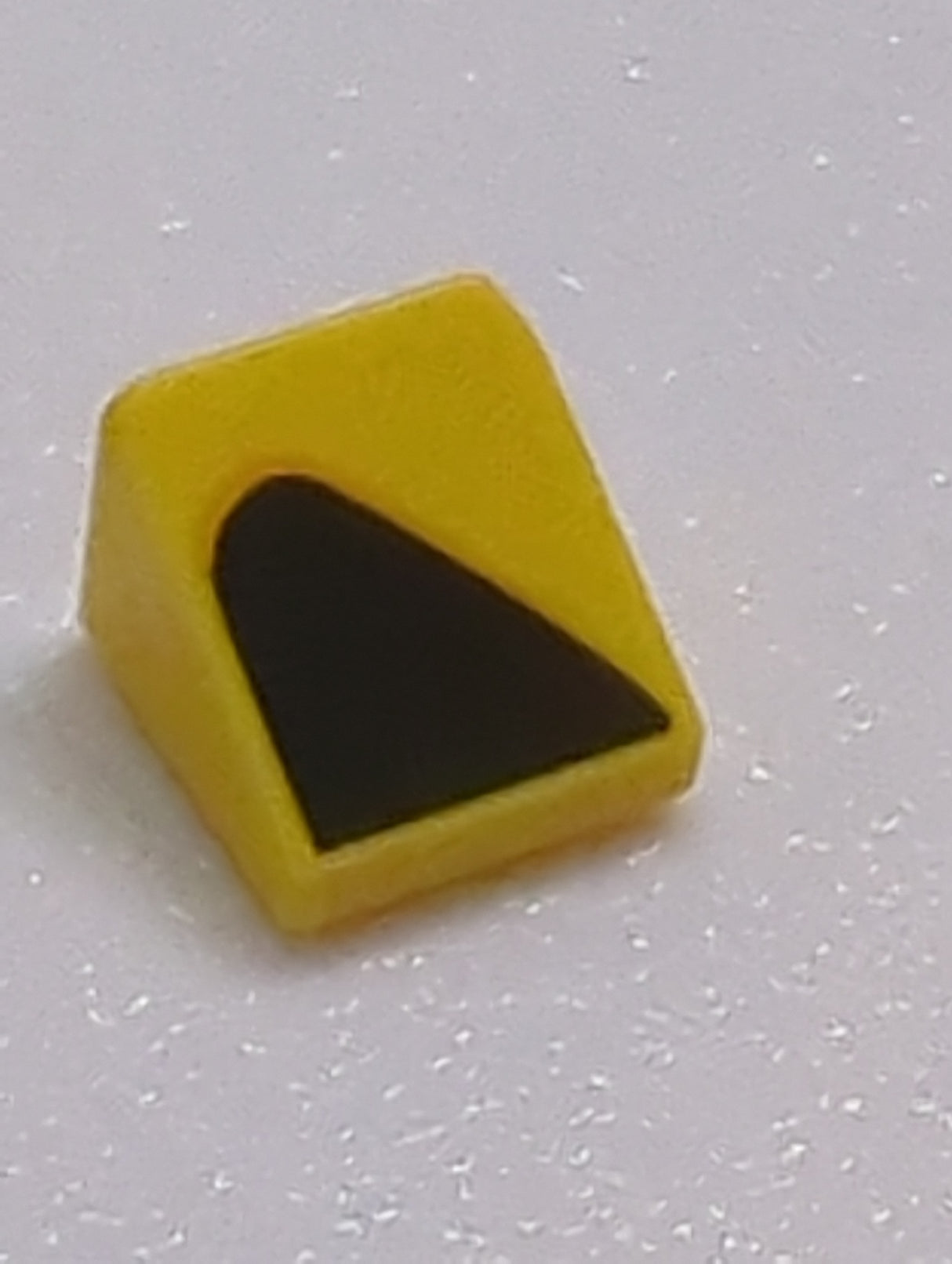 NEU Dachschräge 30 1 x 1 x 2/3 mit schwarzem und leuchtend orangefarbenem gebogenem Dreiecks-/Lüftungsmuster Modell rechte Seite gelb