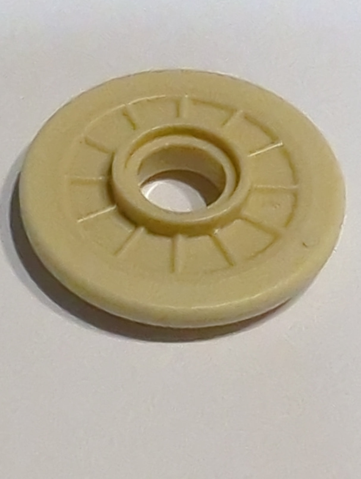 NEU Rollstuhlrad mit Technic-Pin-Loch und geformtem (gleichfarbig) Hartgummireifenprofil beige