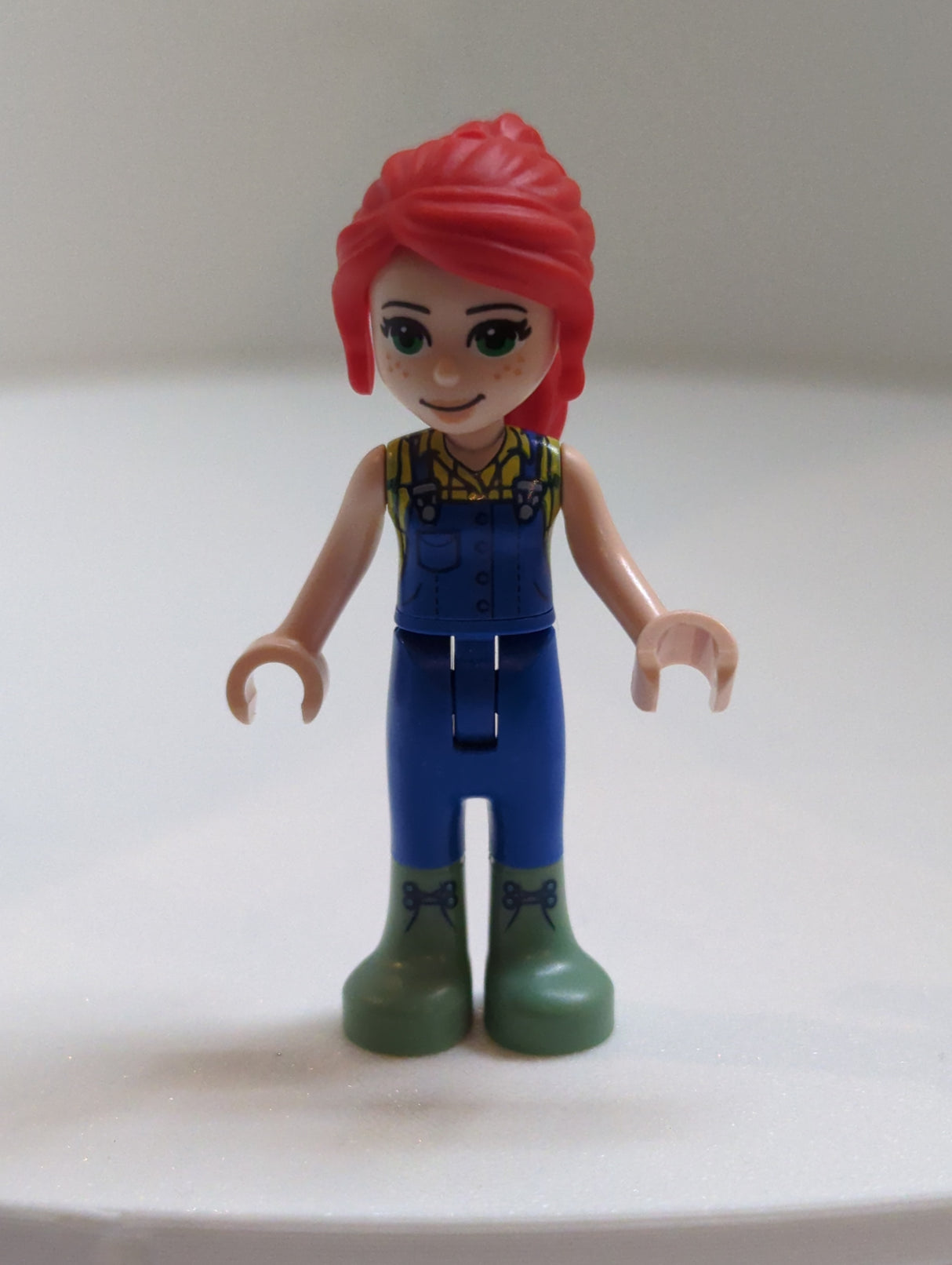 NEU Friends Minifigur Mia - Blauer Overall, Bluse und sandgrüne Stiefel frnd497