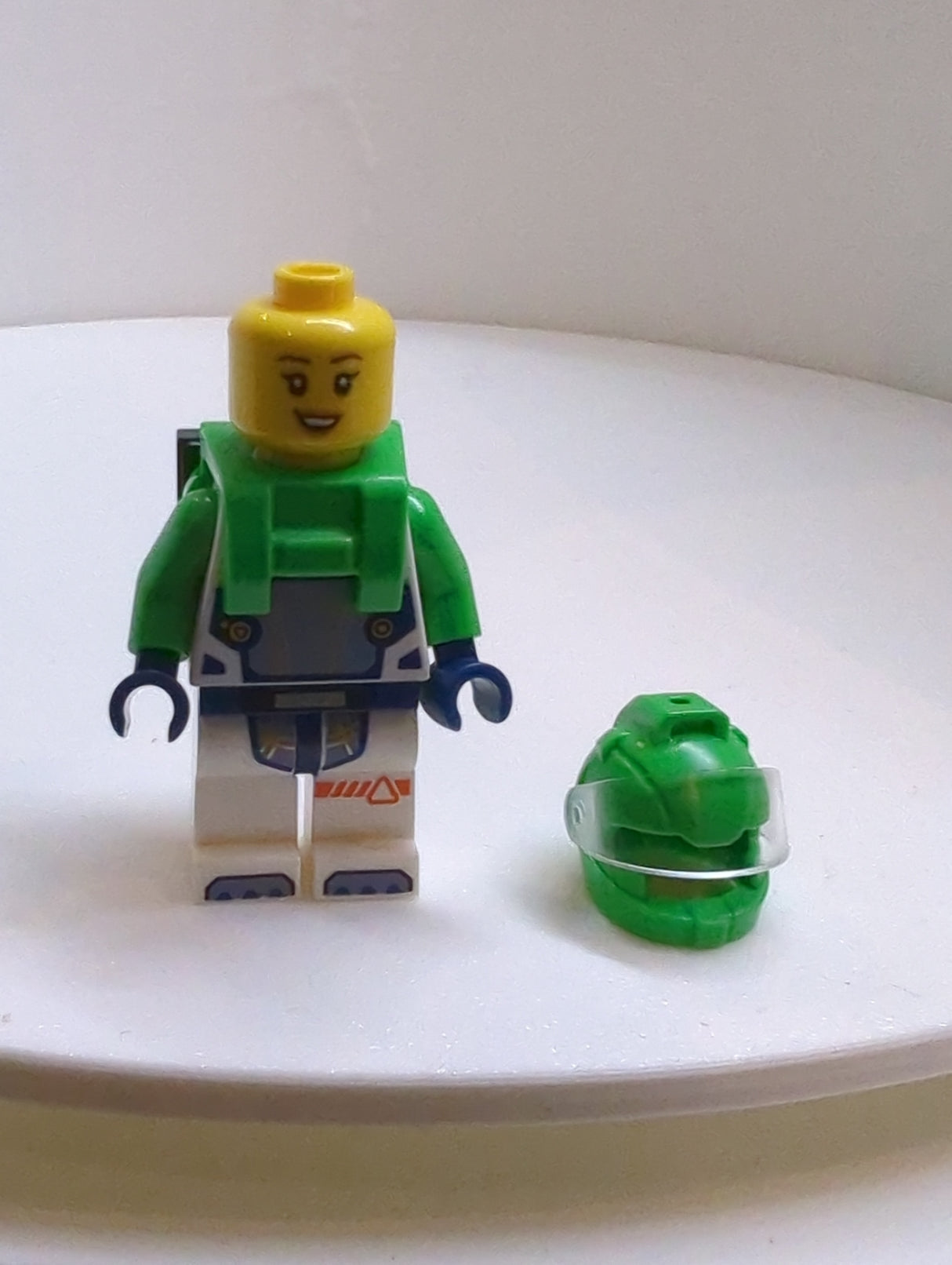 NEU City Minifigur Astronautin - weißer Raumanzug, Helm, Visier, Solar Paneele cty1698