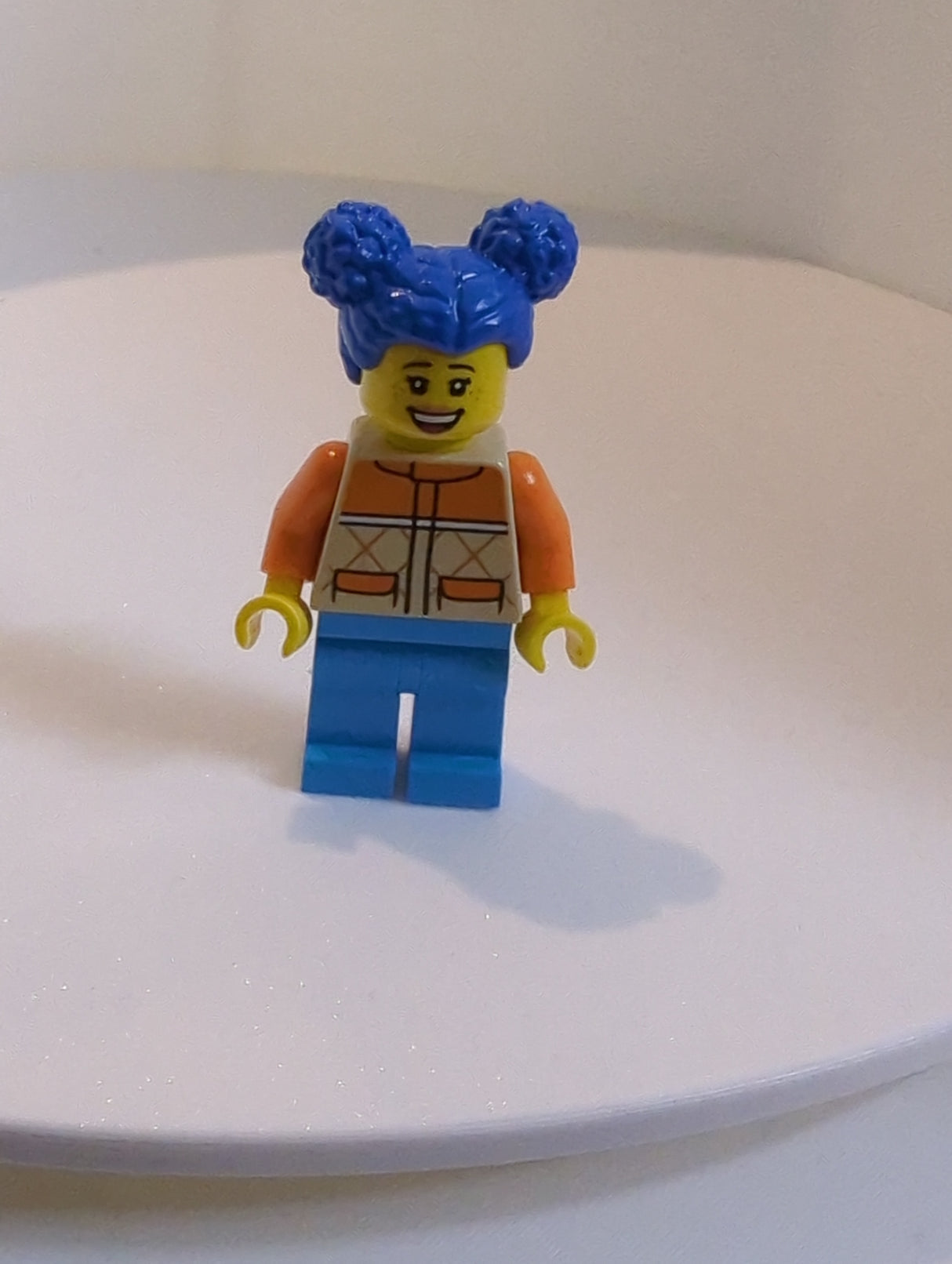 NEU City Minifigur Frau - Steppweste, dunkle azurblaue Beine, blaue Zöpfe, Sommersprossen cty1439