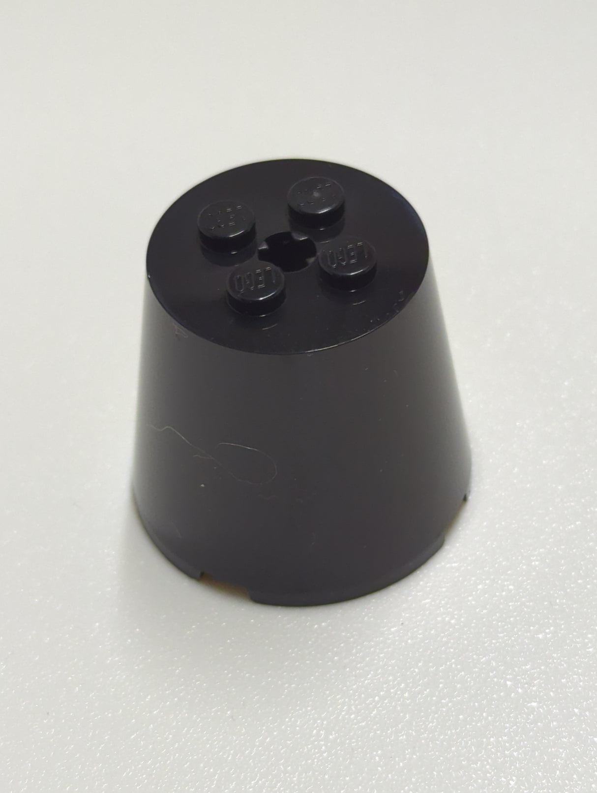 NEU Kegel 4 x 4 x 3 mit Achsloch schwarz