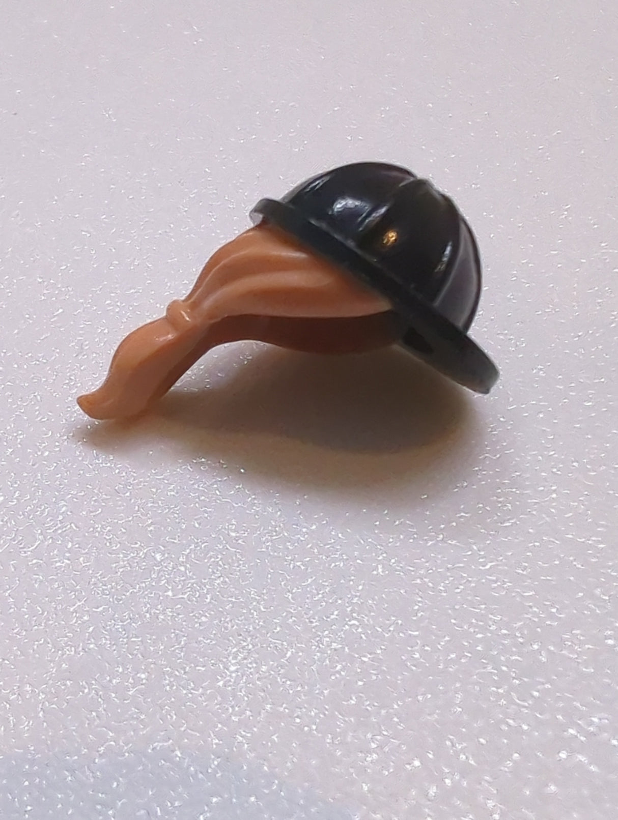 NEU Minifigur, Kopfbedeckung Helm Konstruktion mit geformtem Nussnougat-Pferdeschwanz-Haarmuster