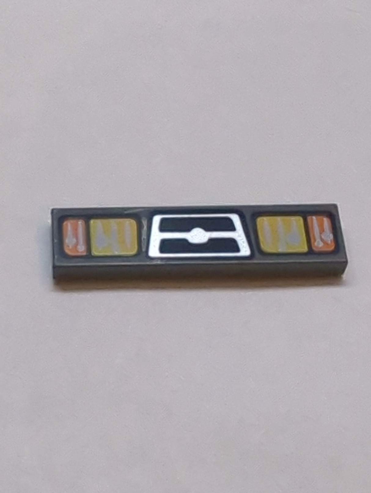 1x4 Fliese bedruckt mit Headlights and Grille Pattern neudunkelgrau