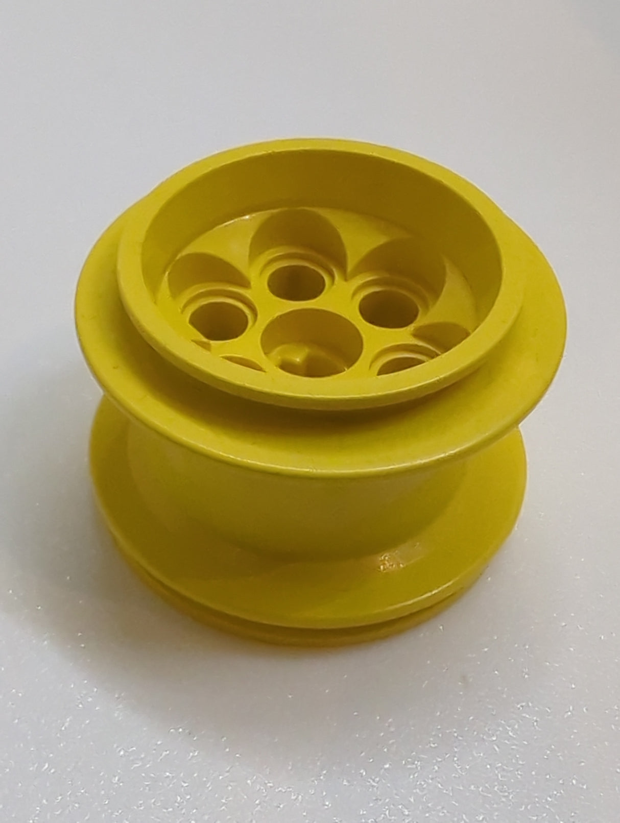 Felge 36.8mm D. x 26mm VR mit Achsloch gelb