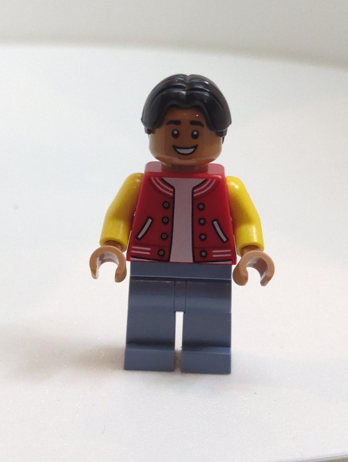 NEU Super Heroes Minifigur Ned Leeds - rot gelbe Jacke, sandblaue Beine sh0893