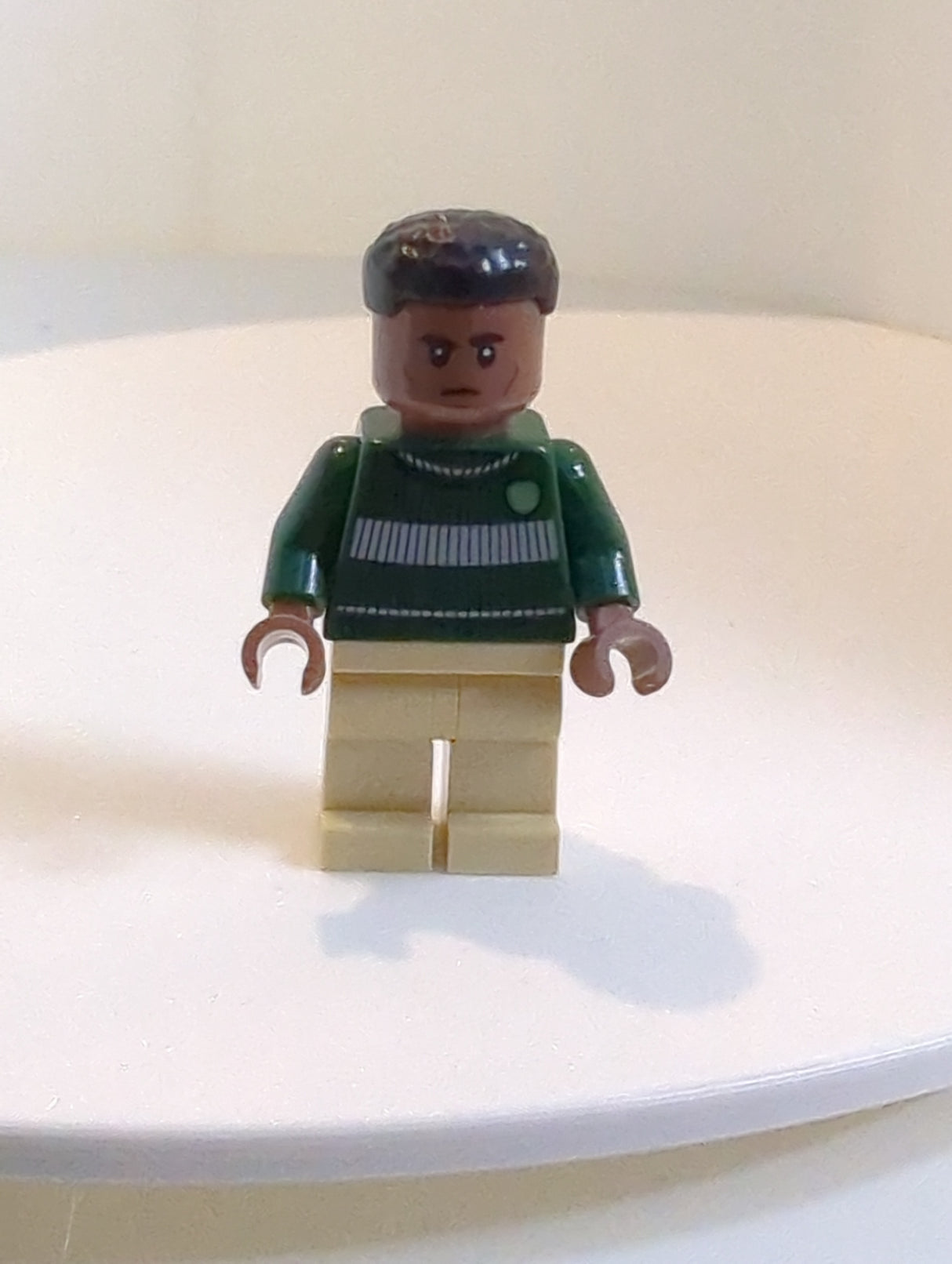 NEU Harry Potter Minifigur Blaise Zabini - Slytherin Quidditch Sweater, Beine beige hp401