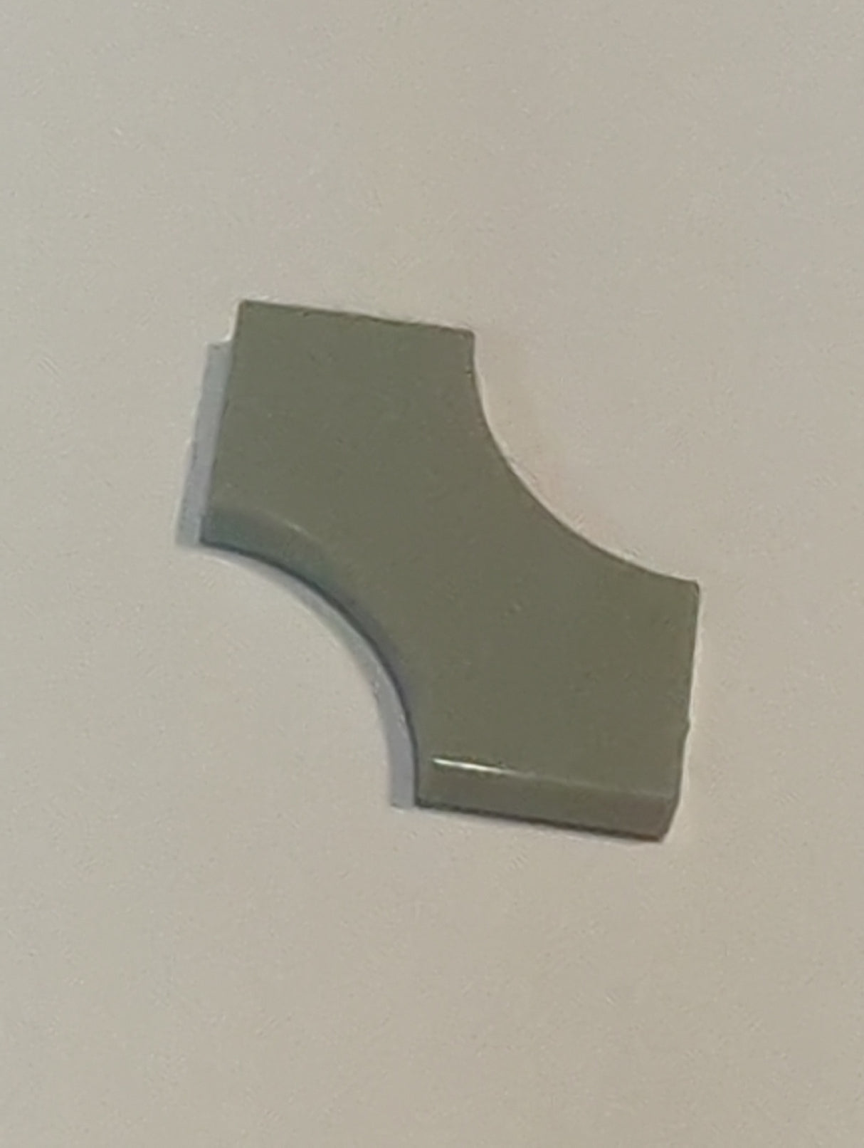 NEU Fliese, modifiziert 2 x 2 mit 2 gebogenen 1 x 1 Ausschnitten, Doppelpfeil neuhellgrau