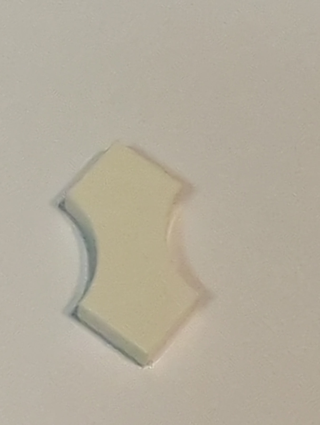 NEU Fliese, modifiziert 2 x 2 mit 2 gebogenen 1 x 1 Ausschnitten, Doppelpfeil weiß