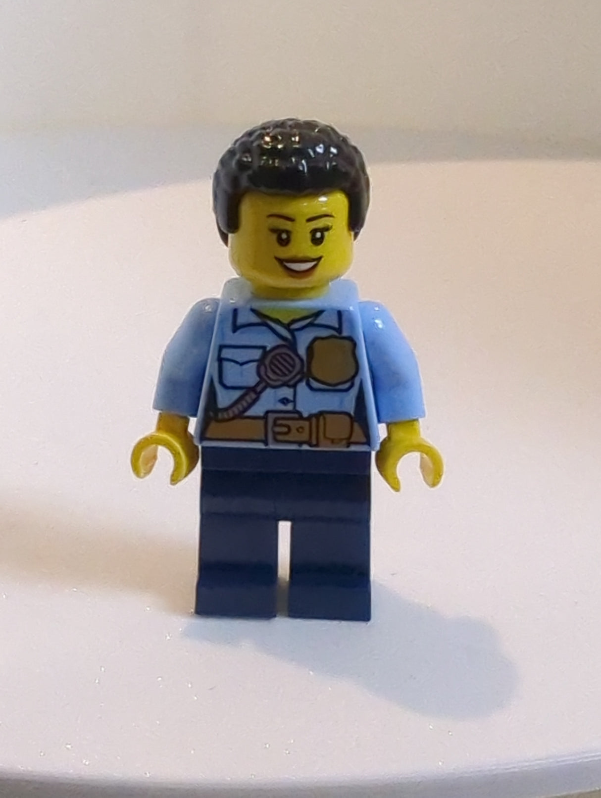 NEU City Minifigur - Stadtpolizistin, hellblaues Hemd mit Abzeichen und Funkgerät, dunkelblaue Beine, kurzes schwarzes lockiges Haar cty1381