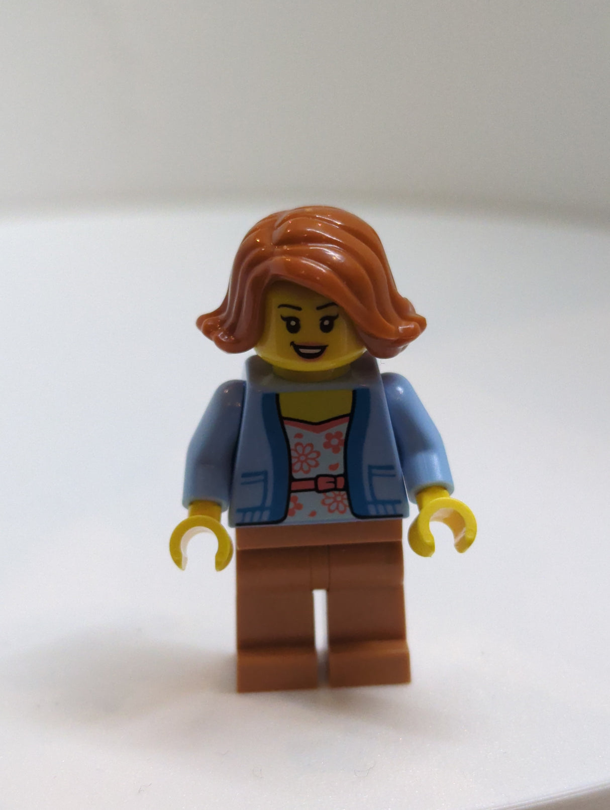 NEU City Minifigur Bus Passagier - weiblich, hellblaue Jacke , Medium nougat Beine, dunkelorange Haare cty1770