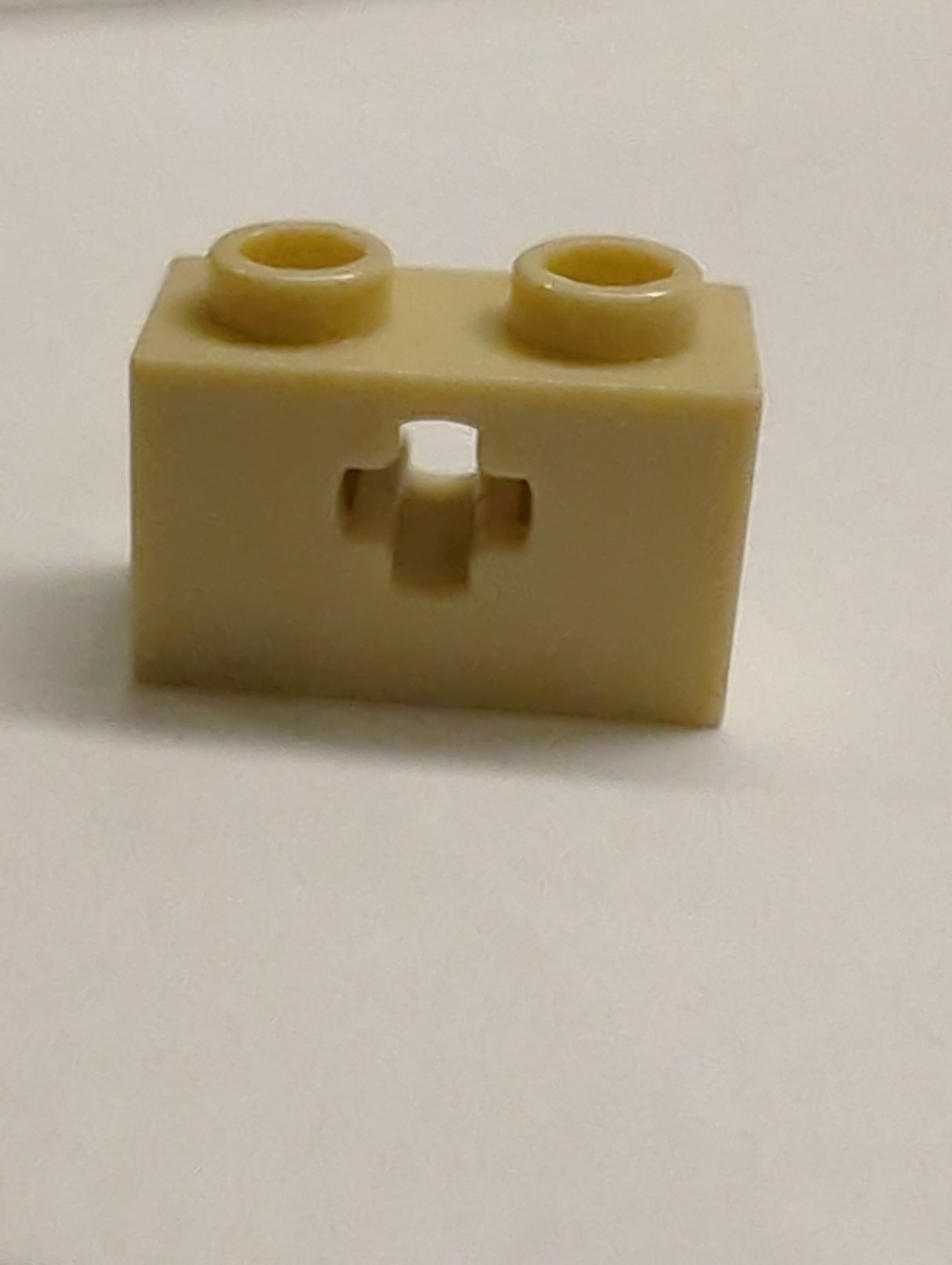 1x2 Technik Stein mit Achsenloch (+ Öffnung) beige