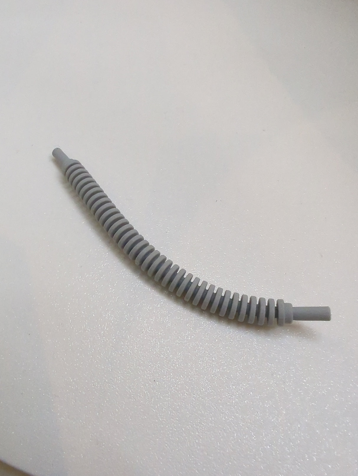 Leitung flexibel gerippt 8mm Enden 12L / 9.6cm neuhellgrau