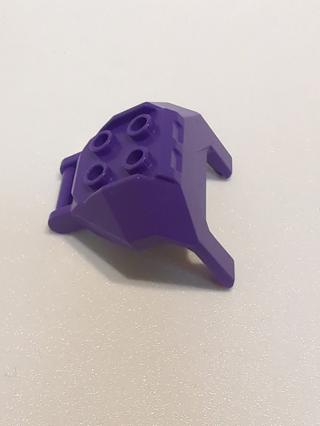 NEU Große Figurenrüstung, Truhe mit 4 Nieten und Stangengriff lila