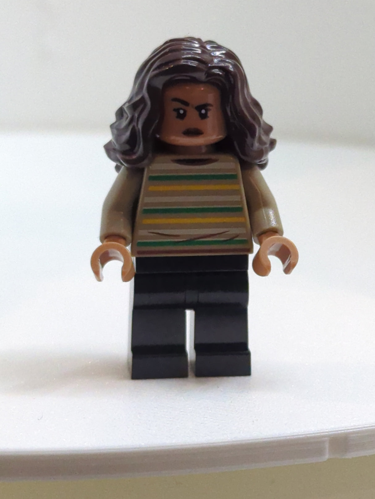 NEU Super Heroes Minifigur MJ (Michelle Jones) - dunkelbeiger gestreifter Sweater, dunkelbraunes gewelltes Haar sh0894