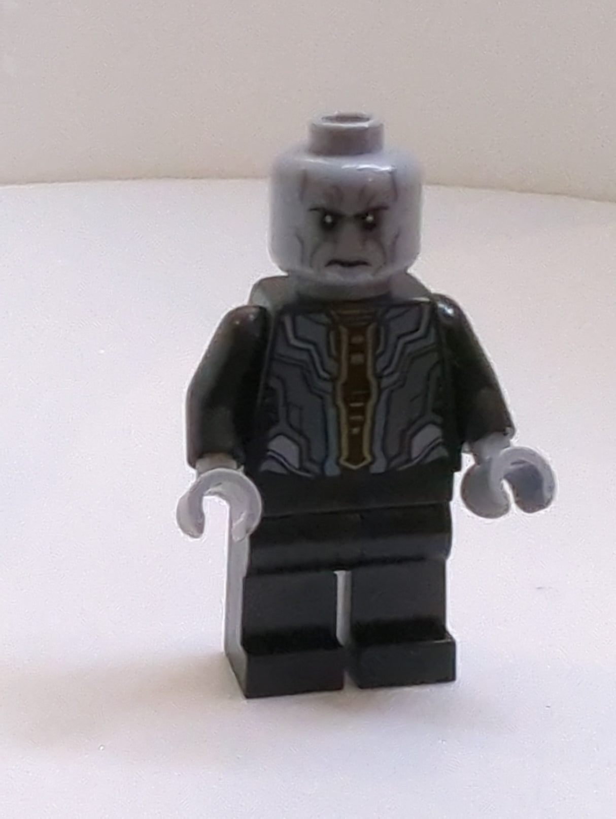 NEU Super Heroes Minifigur Ebony Maw - neuhellgrauer Kopf sh0827