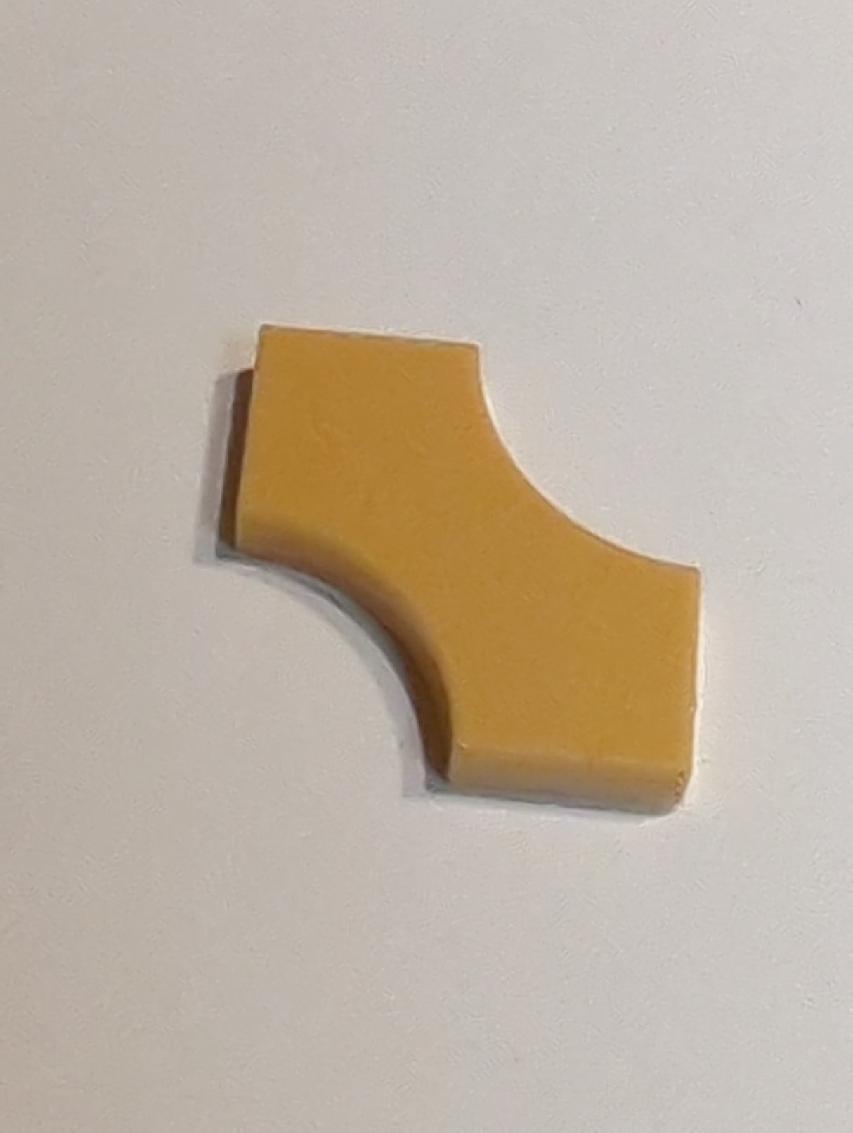 NEU Fliese, modifiziert 2 x 2 mit 2 gebogenen 1 x 1 Ausschnitten, Doppelpfeil beige (medium)