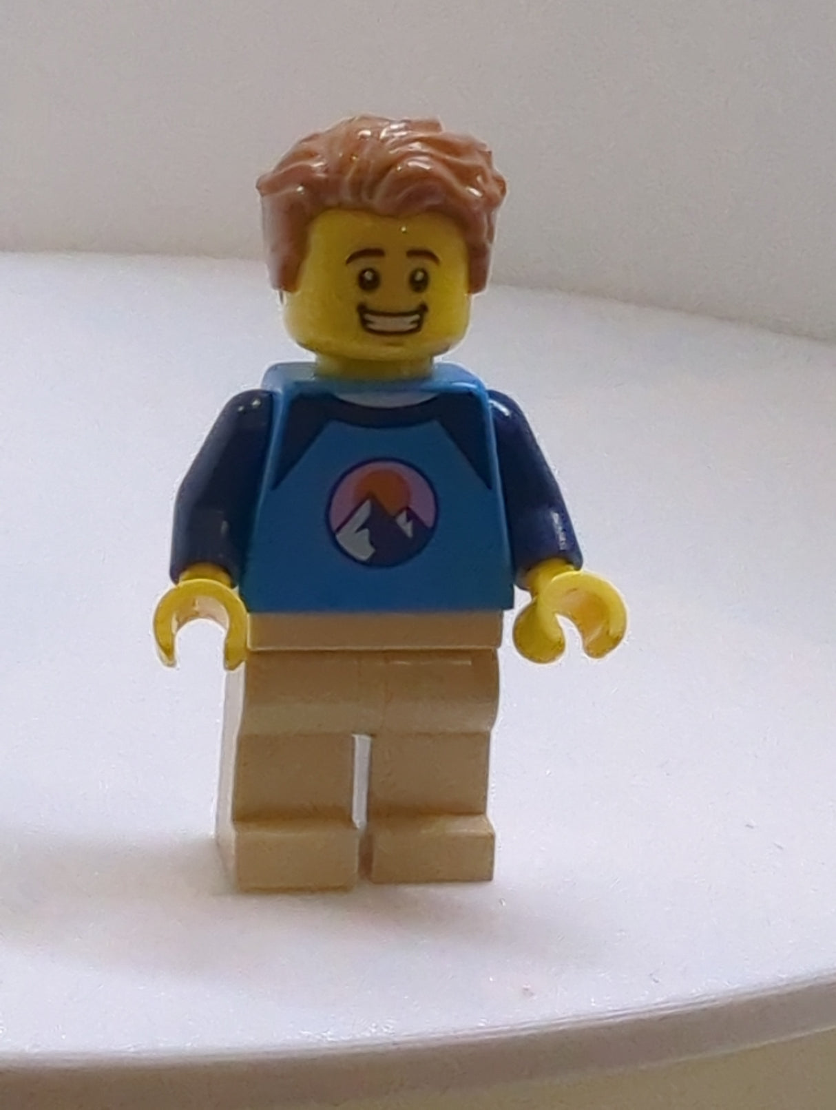 NEU Town Minifigur Rollstuhlnutzer - männlich, Shirt mit Bergen, beige Legs twn474