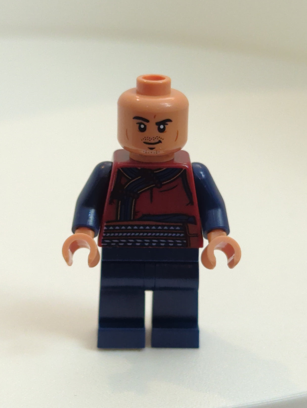 NEU Super Heroes Minifigur Wong - dunkelrotes Outfit, dunkelblaue Beine sh0826