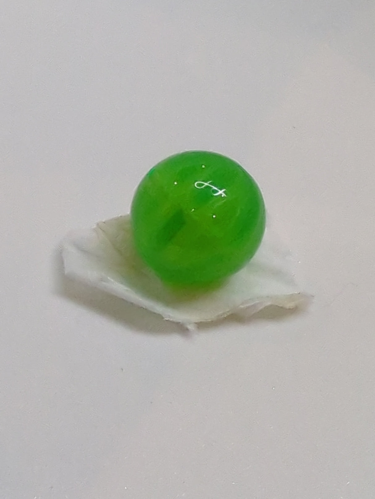 NEU Ball, harter Kunststoff 19 mm Durchmesser mit geformtem, satin-transparentem Innenballmuster mit Schlitzen (Ninjago Drachenkraft-Element) transparent mediumgrün