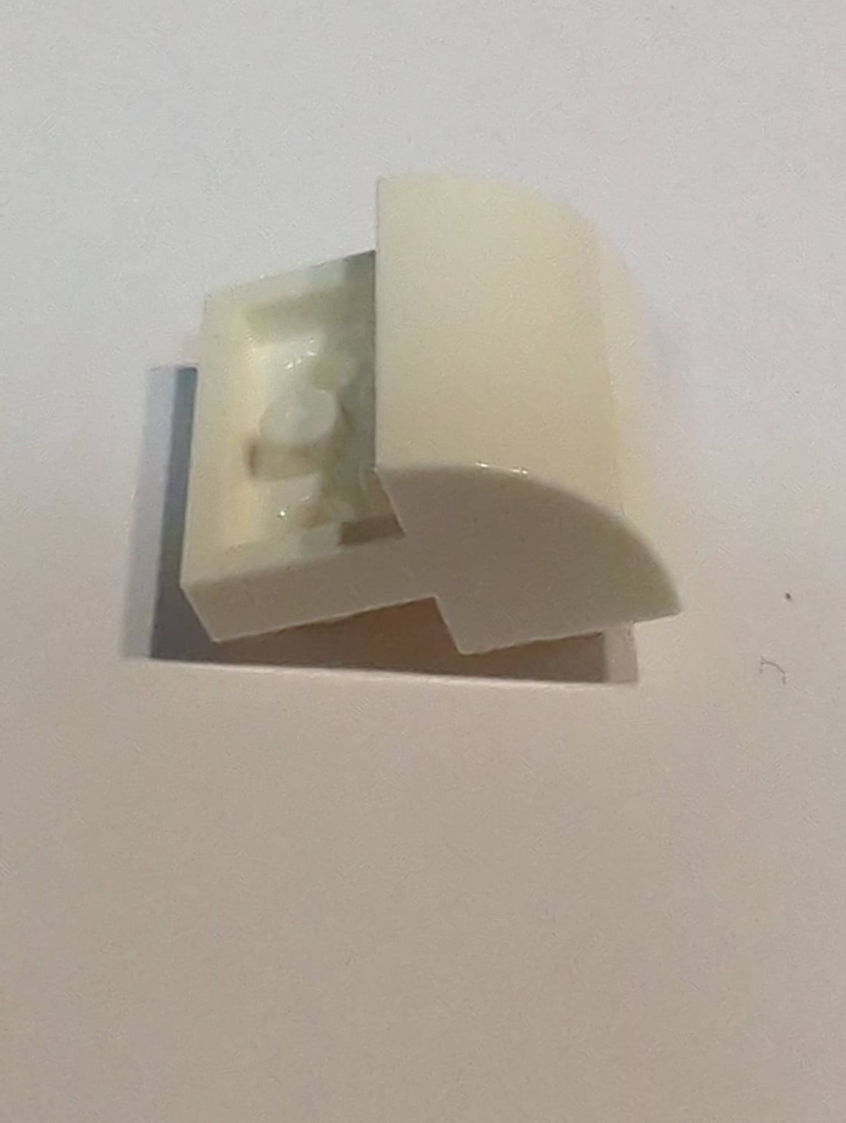 NEU Schräge, gebogene 2 x 2 x 1 umgekehrte mit 2 versenkten Noppen weiß