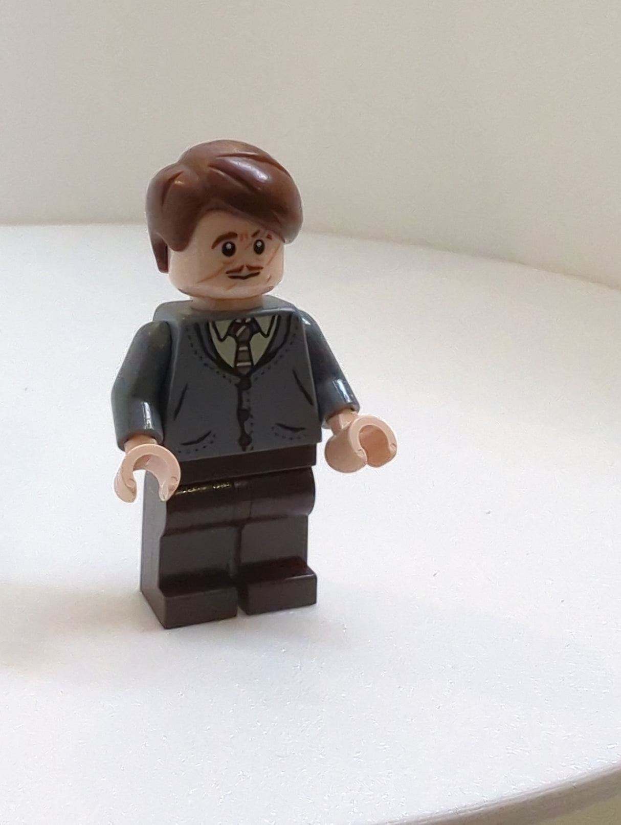 NEU Harry Potter Minifigur Professor Remus Lupin - neudunkelgraue Strickjacke Cardigan, beiges Shirt hp420