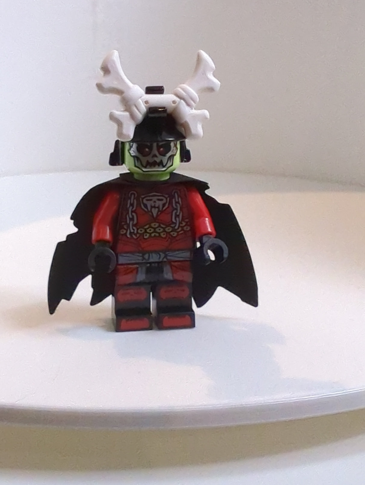 NEU Ninjago Minifigur Bone King - mit Umhang njo795