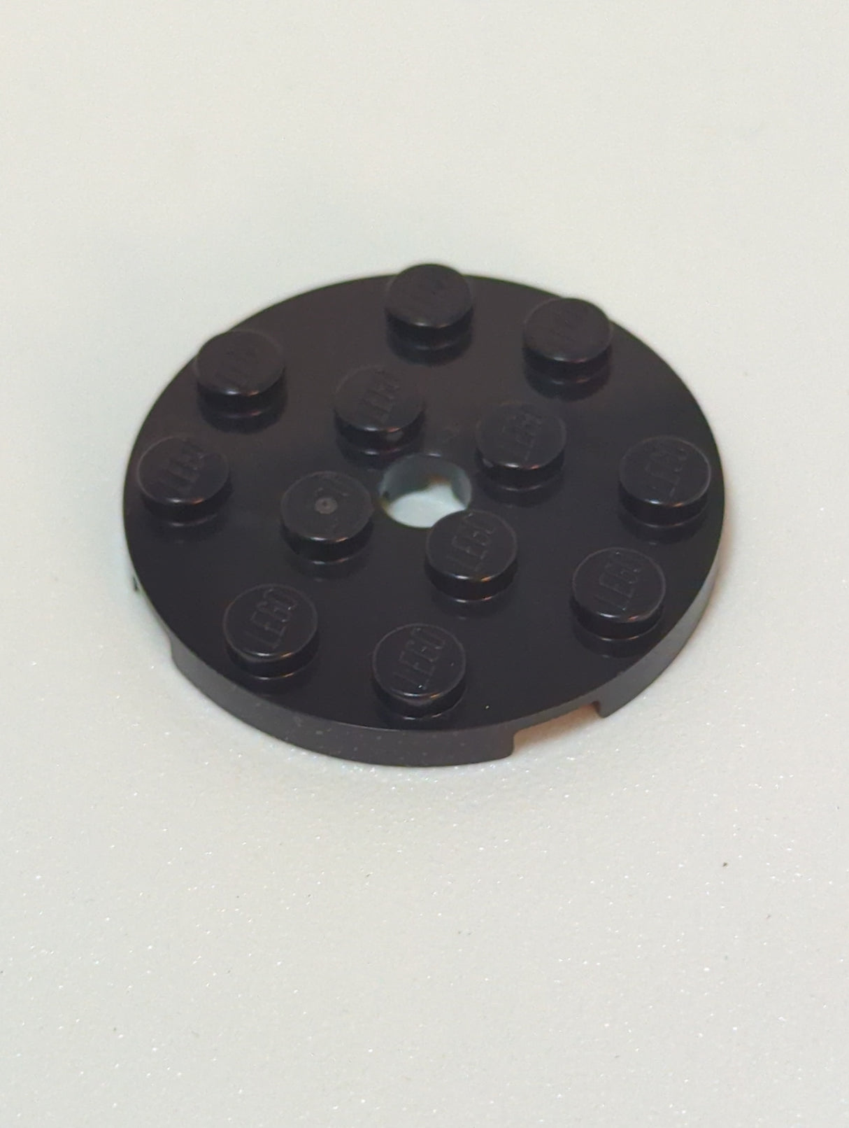 NEU Plate, Round 4 x 4 with Hole schwarz black