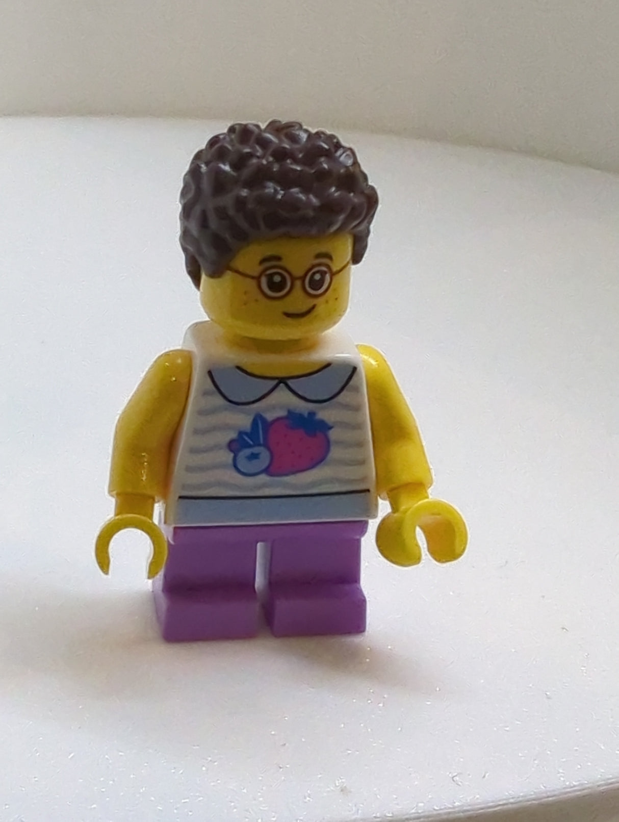 NEU Town Minifigur Kind - Mädchen, weißes Shirt, kurze Beine, Brille twn471