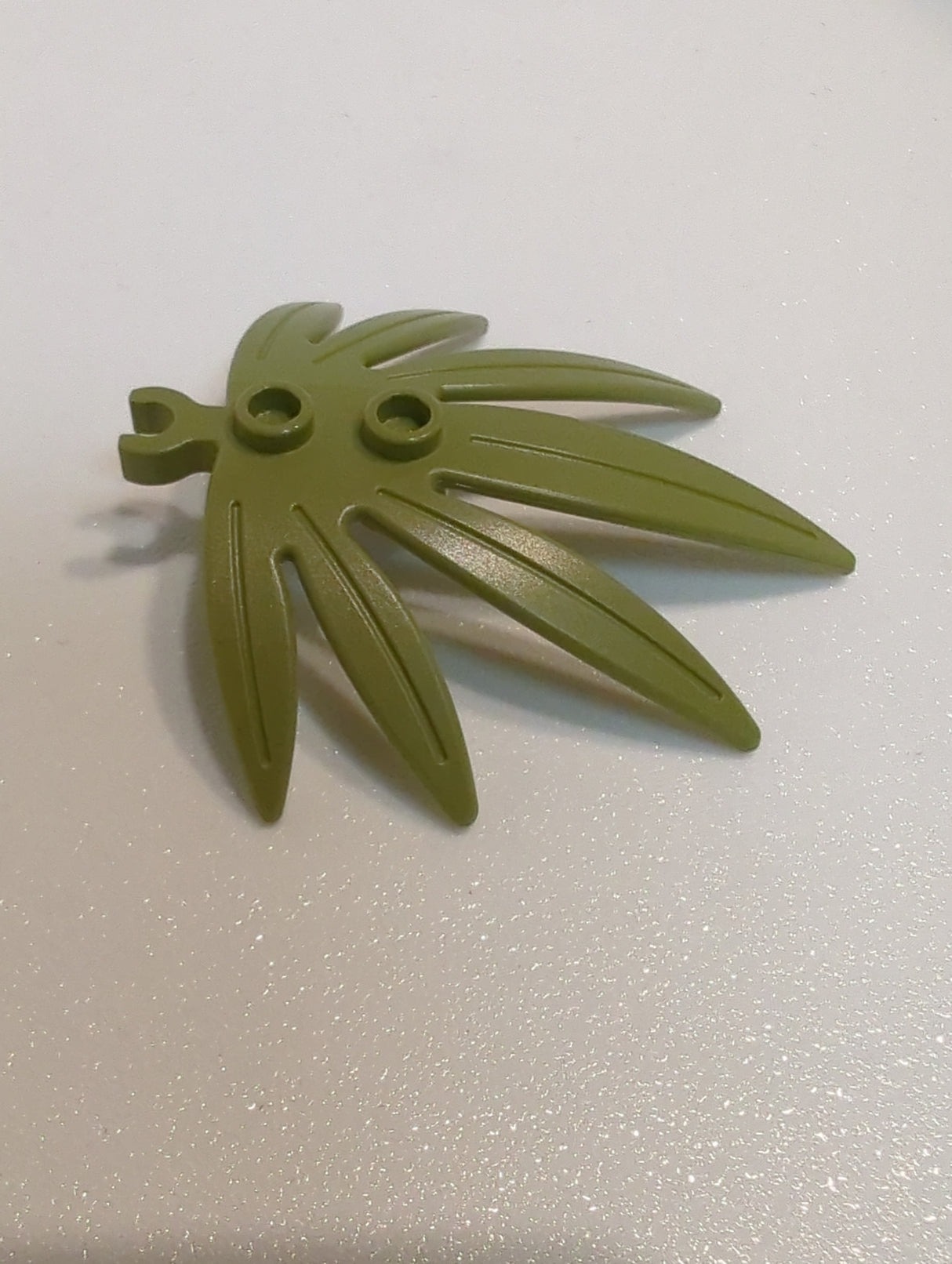 NEU Pflanzenblätter 6 x 5 Schwertblatt mit offenem O Clip dick olivgrün
