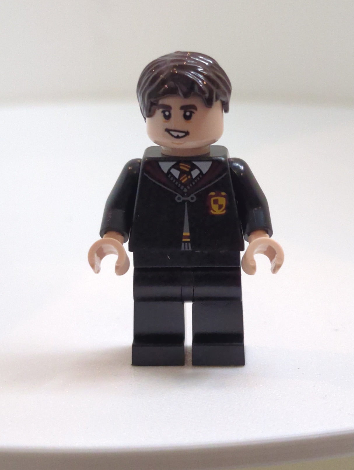 NEU Harry Potter Minifigur Neville Longbottom - Gryffindor-Robe mit Verschluss, schwarze Beine hp398