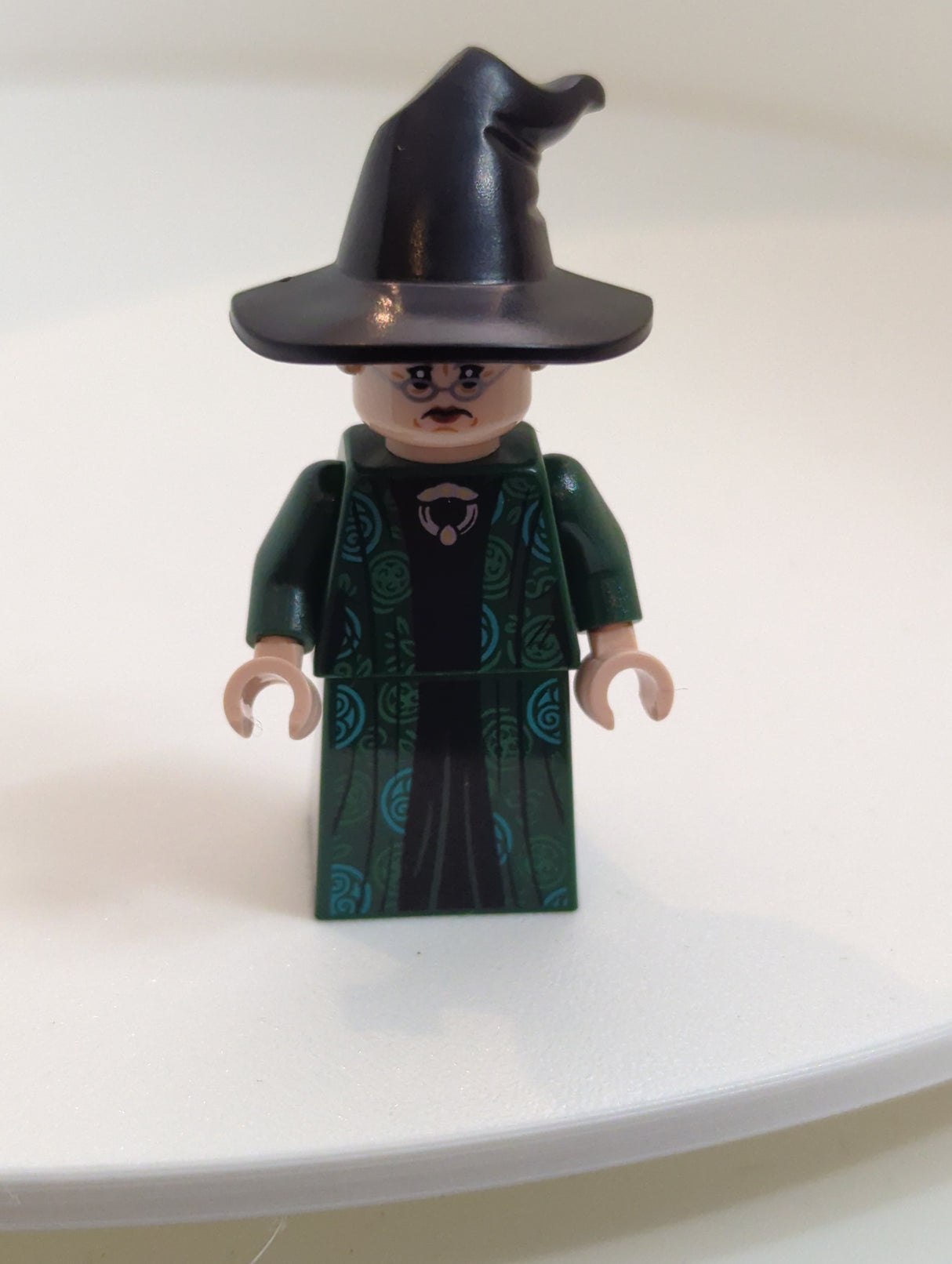 NEU Harry Potter Minifigur Professor Minerva McGonagall - dunkelgrünes Kleid, Hut mit Haaren hp274