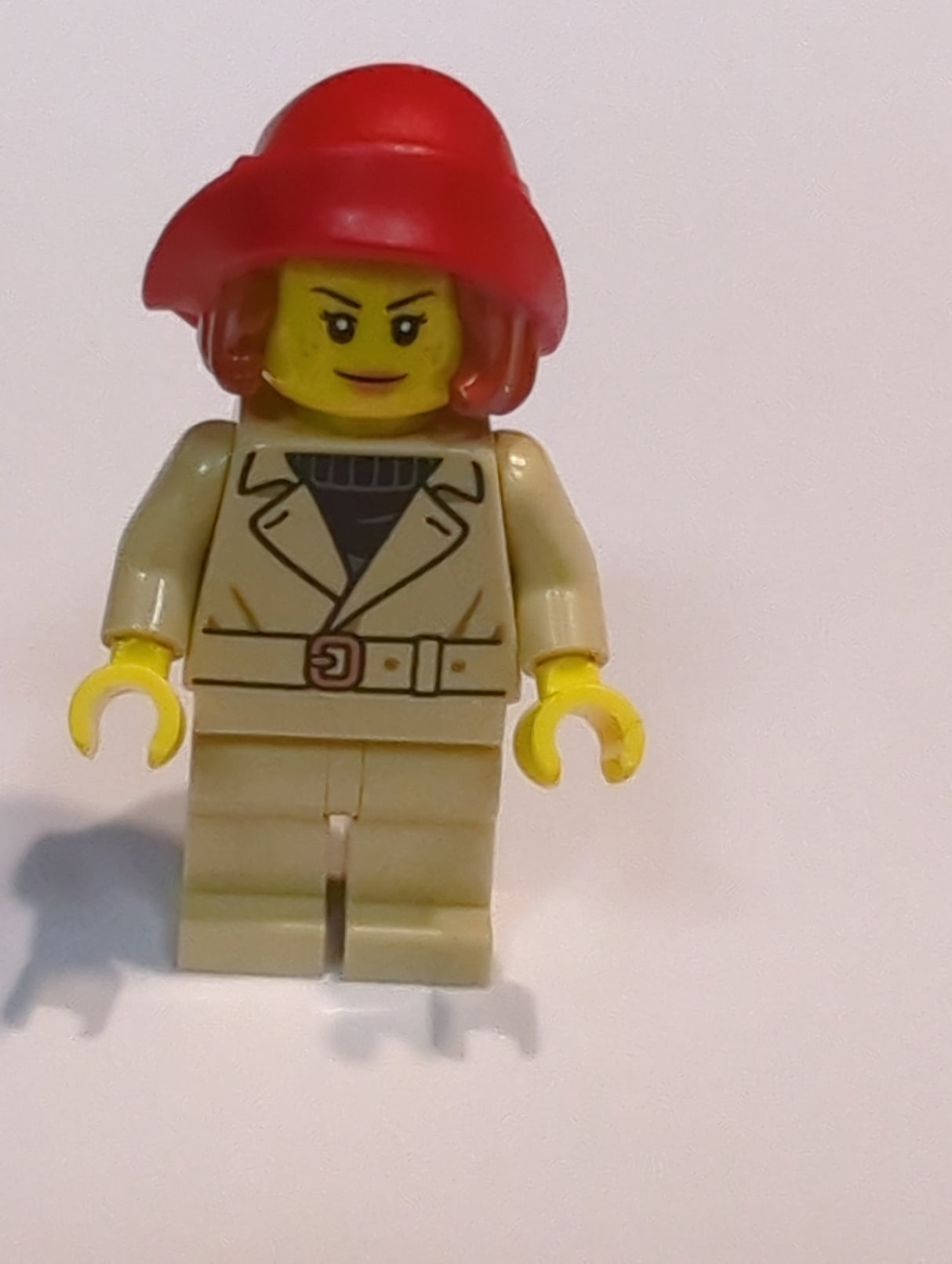 NEU Town Minifigur Tudor House Patron / Food Critic - Hellbraune Jacke und Beine, roter Hut mit Haaren, weich gefaltete Krempe twn510