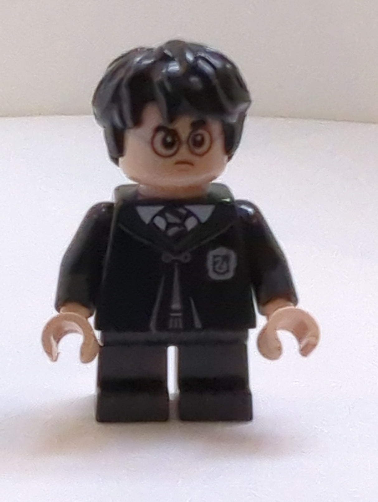 NEU Harry Potter Minifigur Harry Potter - schwarzes Slytherin Outfit und kurze Beine (Gregory Goyle Transformation) hp285