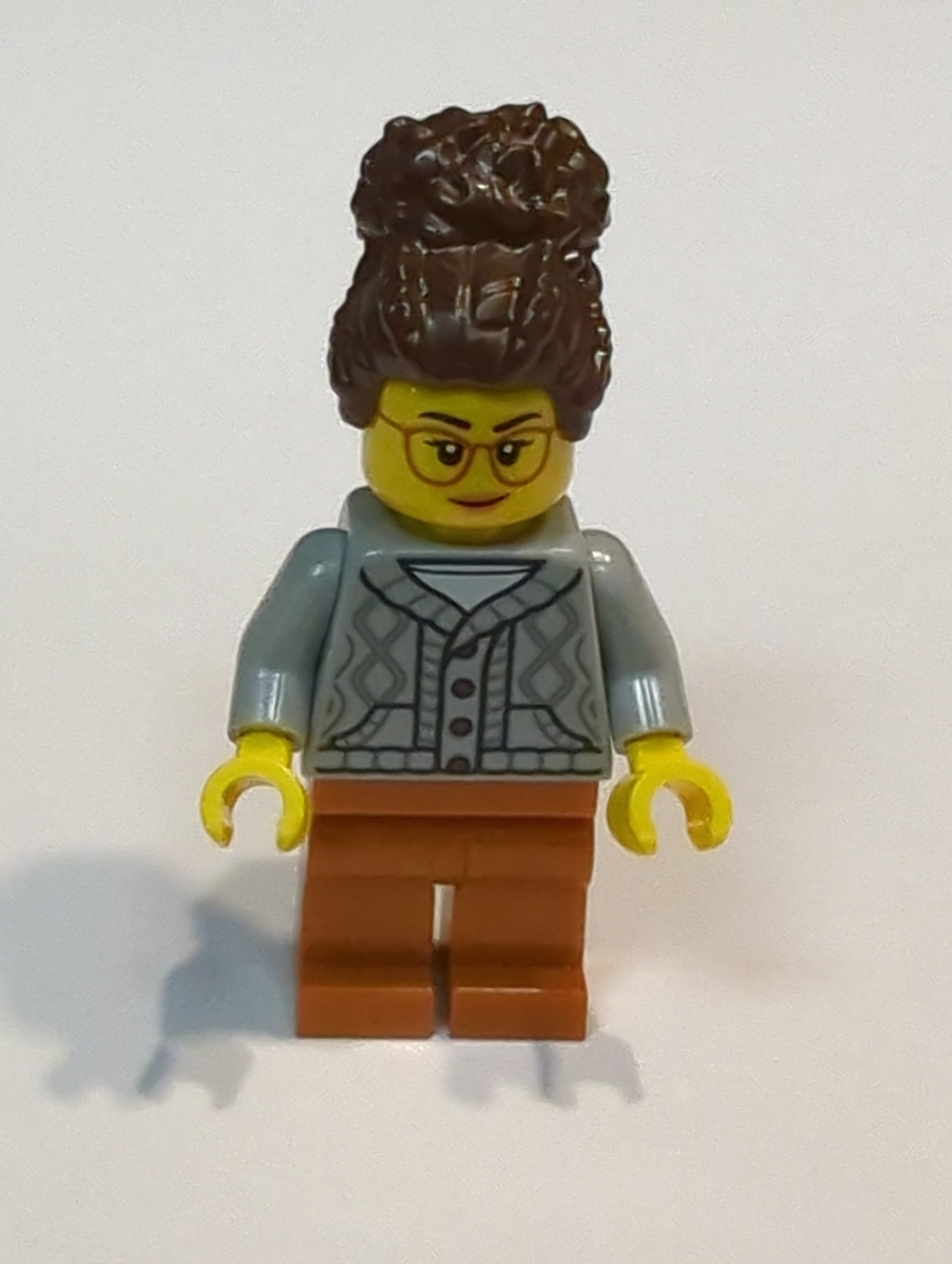 NEU Town Minifigur Tudor House Inn Besitzer - Hellbläulich-grauer Strickpullover mit Zopfmuster, dunkelorangefarbene Beine, dunkelbraunes gewickeltes Haar mit Dutt twn514